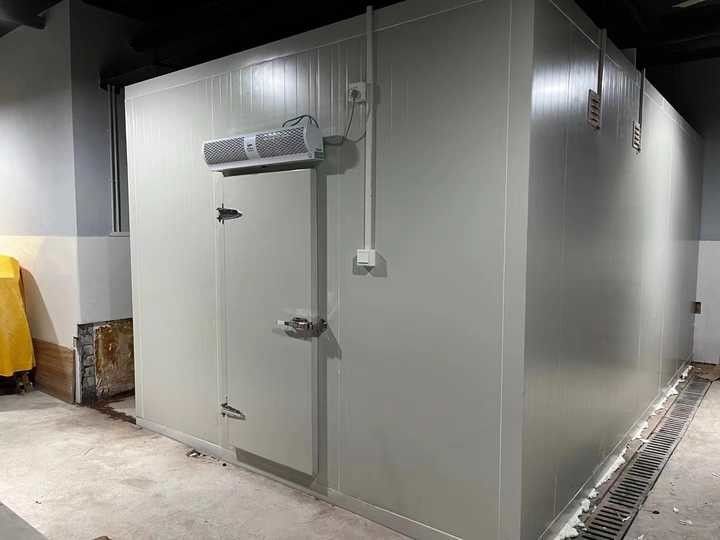 10m3 Casa de armazenamento a frio Venda separada Cortinas de armazenamento a frio Ventilador Prateleiras -18°C Câmara de armazenamento a frio